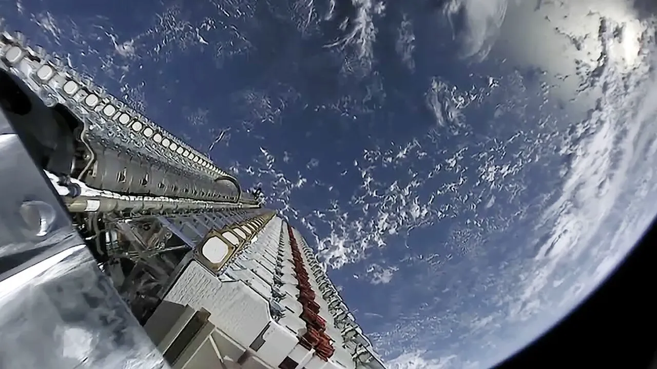 Satelit Starlink di orbit — rangkaian LEO untuk Direct-to-Cell